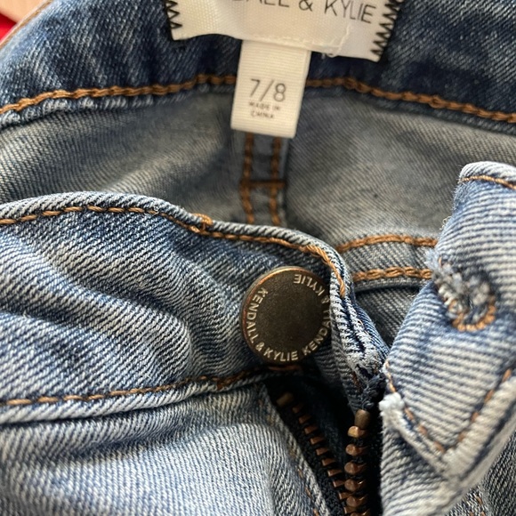 Klassic Jenner Mid-Rise Jesns - Picture 4 of 5